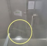 “女용변칸, 밖에서 훤히 보인다”…수원 주차장 화장실 논란