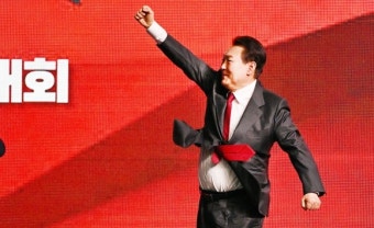 [포토多이슈] 어퍼컷 하는 윤석열 대통령