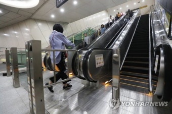 “에스컬레이터에서 절대로 걸으면 안돼”...日 ‘이동금지’ 규제 논란