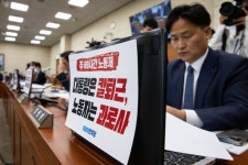 與 “대책 마련, 과로사할 것처럼 비쳐져”… 野 “입장 번복 행정 난맥”