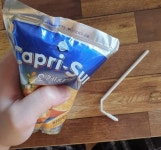 “꽂다가 욕 나와” 구겨진 종이빨대… ‘쓰레기 발명품’ 소리까지 들었다 [넷만세]