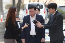 법원 출석 이재명에 계란 투척…몸싸움 여성 쓰러지기도
