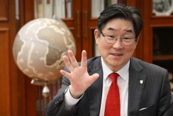 고려대학교 총장 김동원, 의대생 유급 문제 발언에 논란