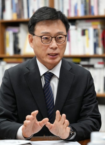 민주 새 원내대표에 박광온…친이낙연계 3선