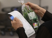 고물가 시대, ‘무조건 싸게’가 먹힌다…동네상권 잡기 나선 슈퍼·편의점