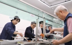 강동구에서는 직원이 행복한 직장 만듭니다