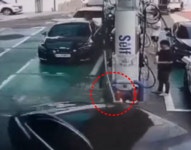 주유건 꽂은 채 출발했다…건너편 기름 넣던 남성 ‘날벼락’