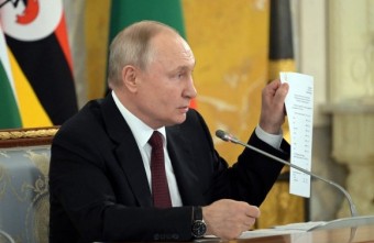 푸틴 “우크라가 합의 쓰레기통에” 서명 문서 공개…아프리카도 중재 실패
