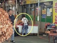 시뻘건 고기 ‘탁탁’…길거리서 개고기 손질女
