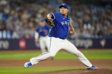 돌아온 류현진 주 무기 체인지업 안 통했지만…커브와 위기관리 능력으로 5이닝은 막았다