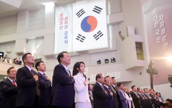 조진웅, 제80주년 광복절 경축식에서 국기 맹세문 낭독하며 빛나는 존재감 발휘