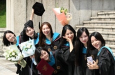 푸른 여름 속 학위수여식 [서울포토]