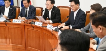 마라톤 조사 마친 이재명, 최고위원회의 주재 [서울포토]