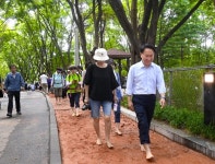 황톳길에 황토족탕까지… 맨발이 행복한 안산[현장 행정]