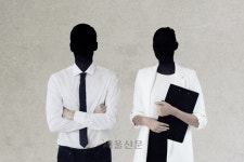 “유부남 상사의 ‘만나자’ 구애…거절하자 업무 배제됐습니다”