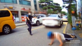 [영상] “칼 버리세요!” 길거리서 80대 흉기난동...테이저건으로 제압