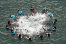 손에 손 잡고 ‘생존수영’ 체험