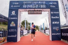 한강 헤엄쳐 건너고 달린 오세훈 서울시장…아쿠아슬론 참가