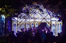 빛으로 물든 석촌호수… 송파의 밤은 아름답다