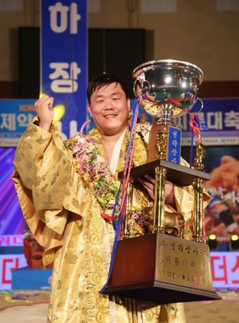 바람의 김진, 괴물 김민재 2연패 저지하며 천하장사 6년 만에 복귀