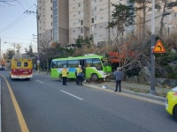 창원 진해에서 마을버스 가로수에 ‘쾅’...6명 중·경상