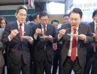 이재용 회장과 떡볶이 먹는 윤석열 대통령 [포토多이슈]