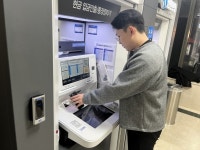[단독]신한 ‘얼굴 인증 ATM’ 사진에 뚫렸다