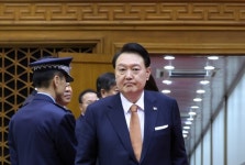 尹, 네덜란드 순방 마치고 귀국…與 혼란 수습·개각 과제 산적