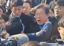 흉기 피습 당한 이재명, 서울대병원 이송 [서울포토]