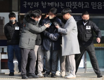 노란색 마스크 쓴 이재명 습격범 “걱정 끼쳐 미안하다”