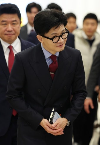 한동훈 부산 현장 비대위…1992 티셔츠 입고 씨앗호떡 먹은 구애 통할까