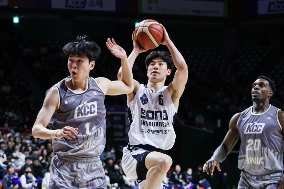 프로농구 전성현, 3년 만에 안양 정관장 복귀! LG와 2대1 트레이드 합의로 이적 완료!