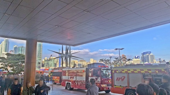 코엑스 화재로 건물 내부 연기로 가득, 인명피해 없어, 소방당국 진압 중