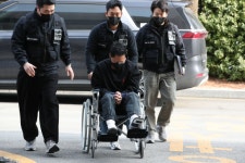‘아내 성인방송 강요’ 전직 군인, 휠체어 타고 등장…언론 앞 침묵