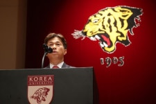챗GPT 축사로 ‘AI 시대’ 알린 곽노정 SK하이닉스 사장 “변화의 파도 잘 올라타라”