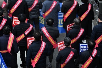 거리 행진하는 의사들 “의대 증원 원점 재논의하라” [포토多이슈]