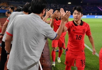 “5월 초 정식 감독 선임”…임시 사령탑은 ‘투잡’ 황선홍 감독, 4월 올림픽 예선 복귀