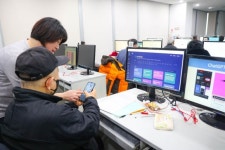 키오스크도 벅찬데 AI까지 ‘ㅠㅠ’…“시니어 위한 교육 활성화를”[AI 블랙홀 시대-인간다움을 묻다]