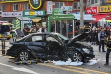 “빠르게 돌진” 은평구서 차량 연쇄추돌…행인 1명 사망·13명 부상