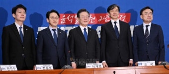 손 잡은 이재명·조국 “윤석열 정권 종식 위해 협력·단결”