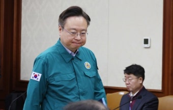 조규홍 “2000명 의대증원 재론 없다” vs 의협 “전공의 면허정지하면 집단소송”