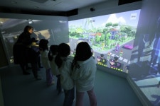 원어민과 놀며 영어 실력 쑥쑥…사교육비 줄이기 팔 걷은 동작[현장 행정]