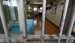 [단독] 청주여자교도소 “6평에 11명 누우면 팔다리도 못 펴”…화장실 하나에 갈등도