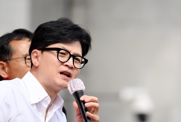 한동훈, 인신공격에 미래로 함께 독려…다른 후보들과 갈등 고조