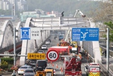 출근길 정체 부른 한강대교 50대男 “국가긴급권 촉구”(종합)