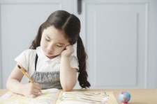 “오후 9시 30분 이후 숙제 금지” 中 초등학교 조치에 ‘갑론을박’
