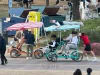 [르포] ‘4인승 자전거’ 등장한 한강공원…‘위험천만’ 자전거 도로