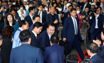 민주 새 원내대표 ‘친명’ 박찬대…“尹 거부권 법안, 개원 즉시 재추진”(종합)