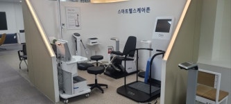 “어르신들 키오스크, 인생네컷 사진 체험해보세요”