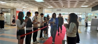 ‘스승의 날’ 레드카펫 깔고 손 편지 전한 천안 두정고 학생들